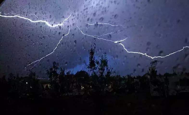 暴雨來襲，請(qǐng)注意人身安全